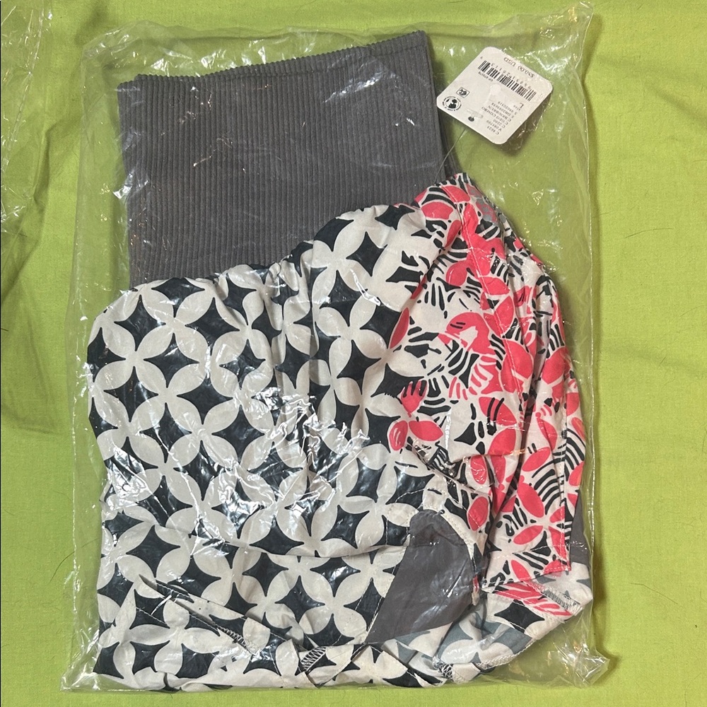 NEW Feee people carpenters shorts-NEW with tags
Gray Ribbed sized Large